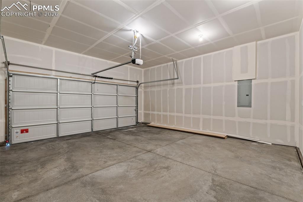 Image 10 of 50: Garage