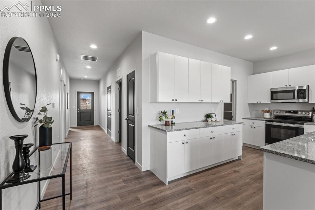 Image 14 of 50: Kitchen