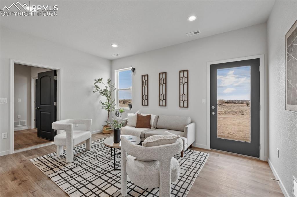 Image 21 of 50: Living Room