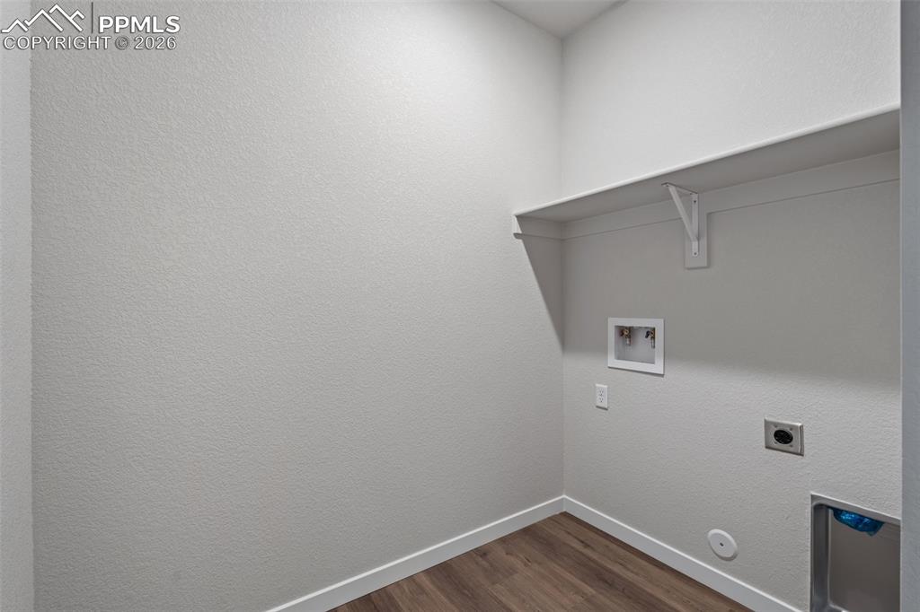 Image 22 of 50: Laundry