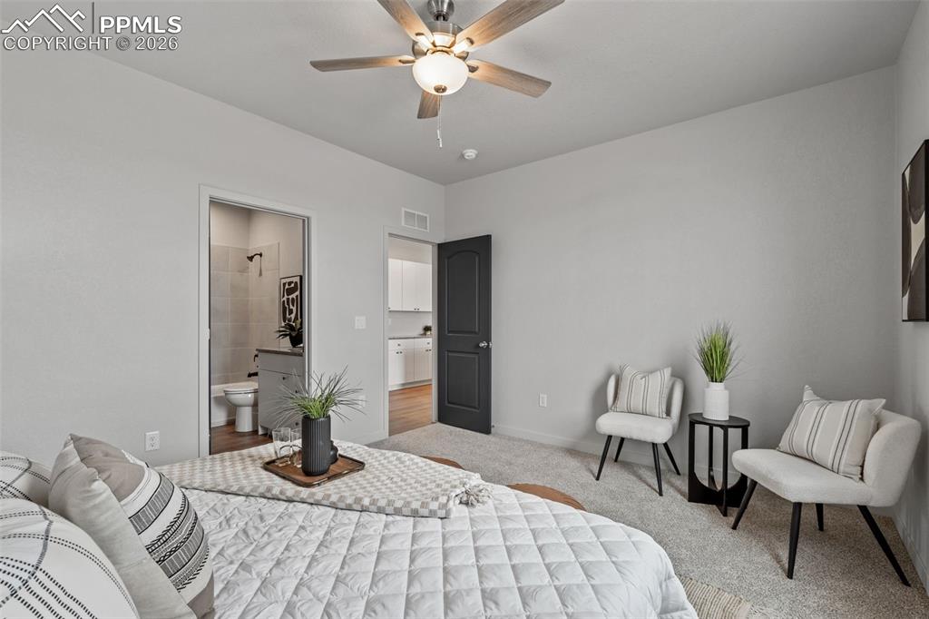 Image 23 of 50: Bedroom