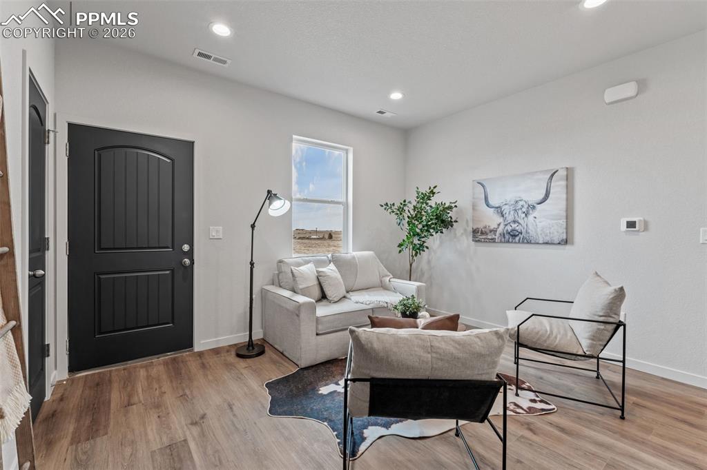 Image 40 of 50: Living Room