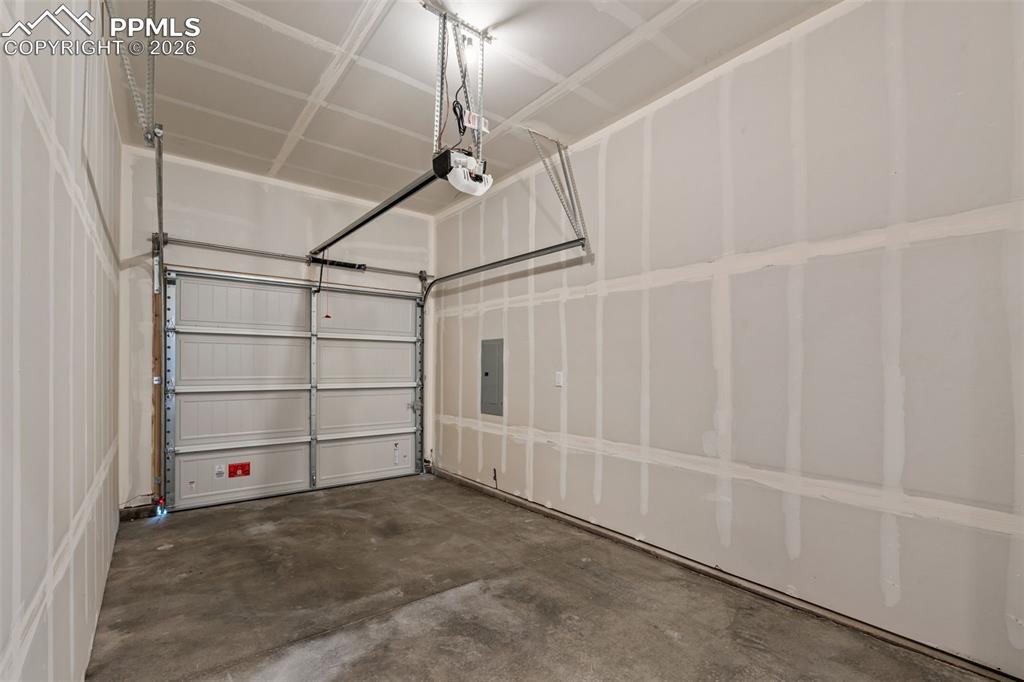 Image 9 of 50: Garage