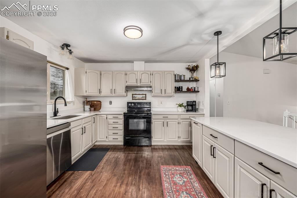 Image 11 of 36: Kitchen