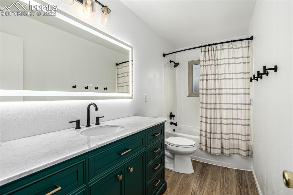 Image 19 of 36: Bathroom