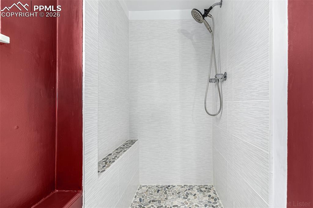 Image 27 of 36: Bathroom