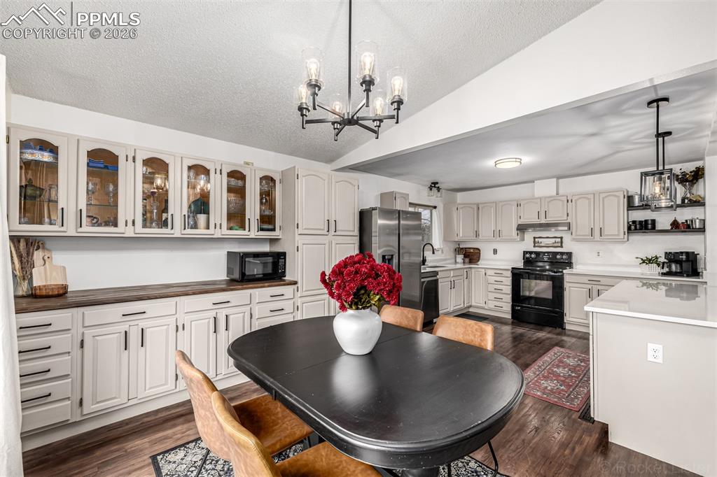 Image 7 of 36: Dining Room