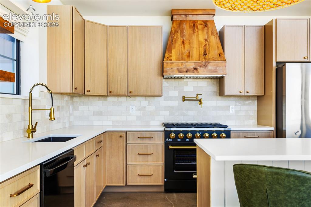 Image 12 of 50: Kitchen