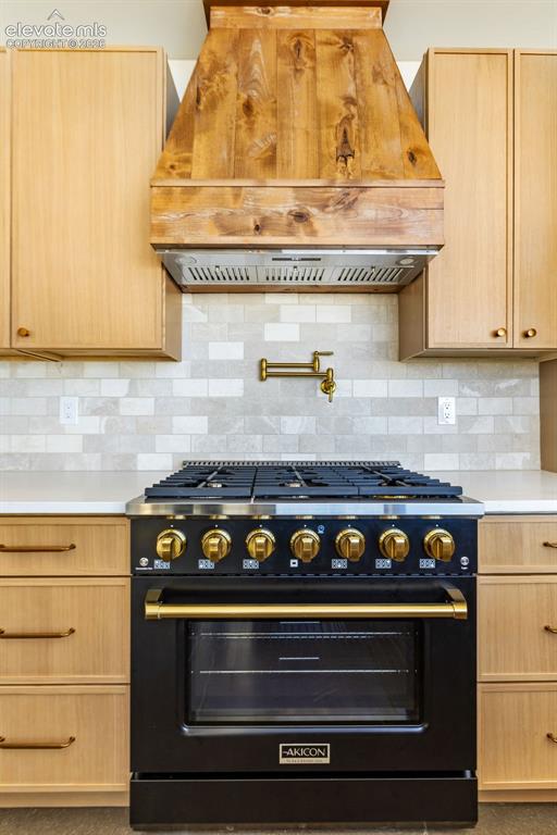 Image 14 of 50: Kitchen