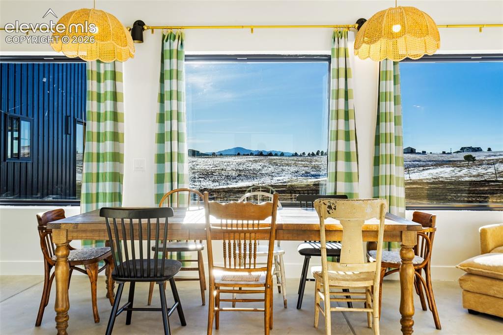 Image 15 of 50: Dining Area