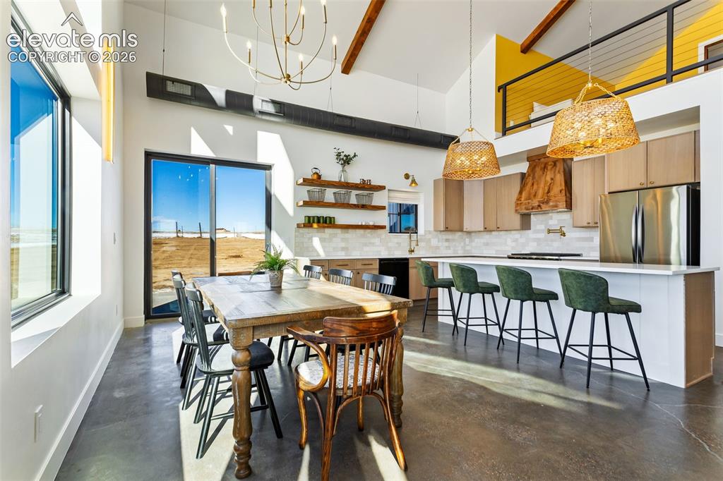 Image 16 of 50: Dining Area