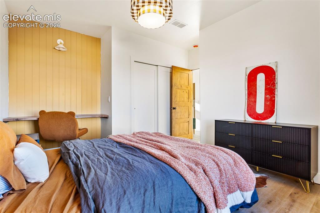 Image 19 of 50: Bedroom