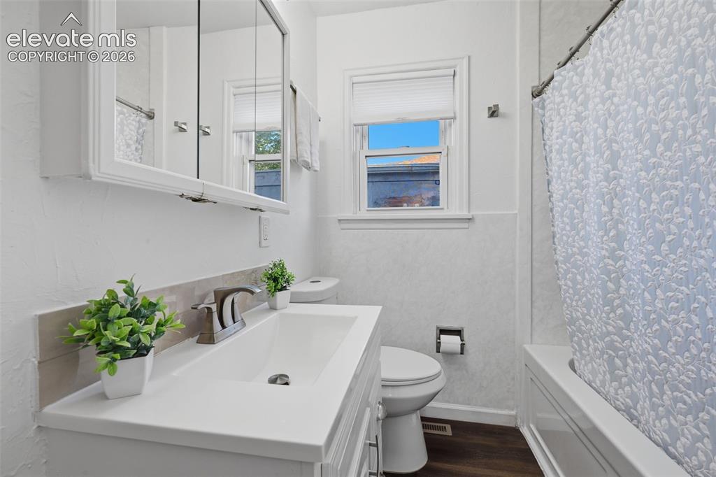 Image 12 of 31: Bathroom