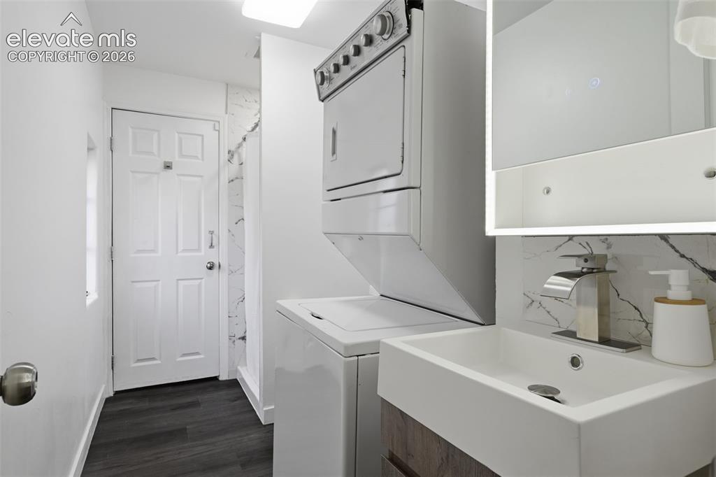 Image 19 of 31: Bathroom