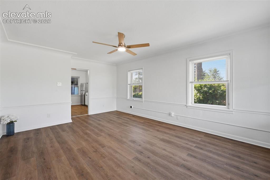 Image 6 of 31: Living Room