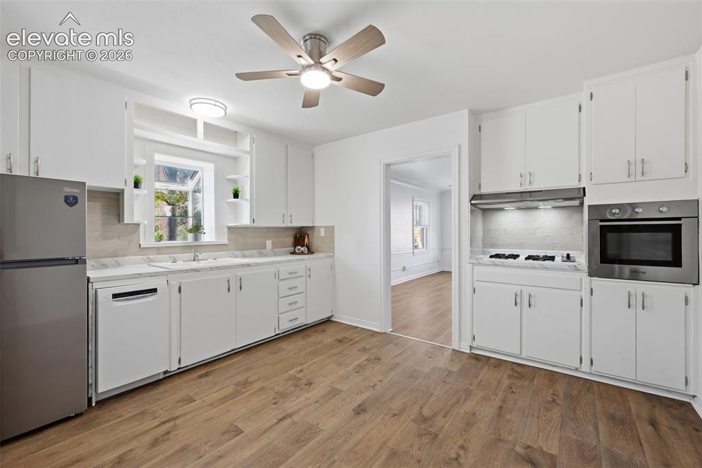 Image 8 of 31: Kitchen