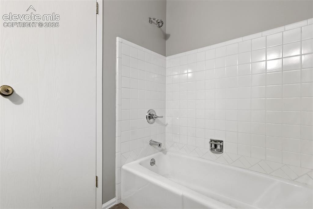 Image 23 of 34: Bathroom