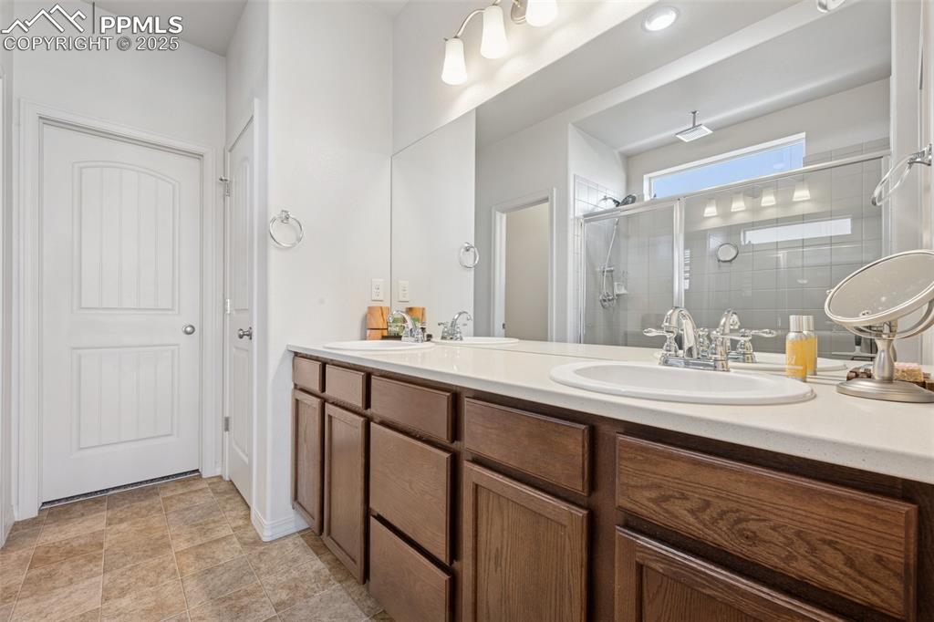 Image 13 of 28: Bathroom
