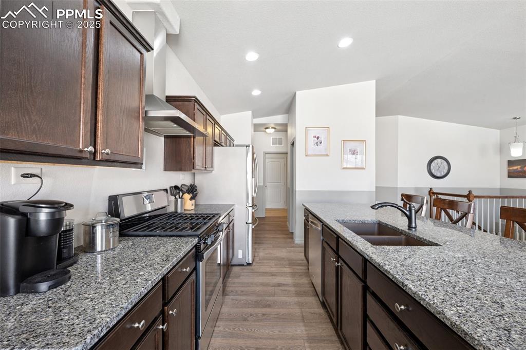 Image 9 of 28: Kitchen