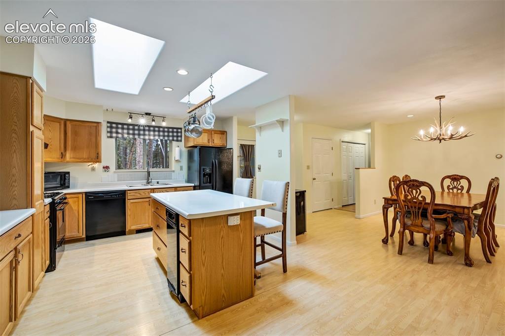 Image 10 of 50: Kitchen