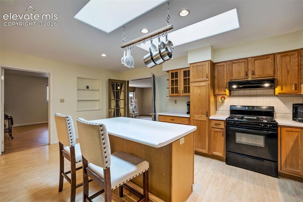 Image 12 of 50: Kitchen