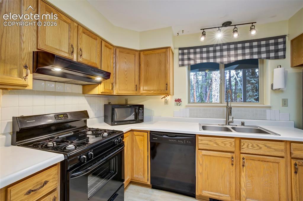 Image 13 of 50: Kitchen