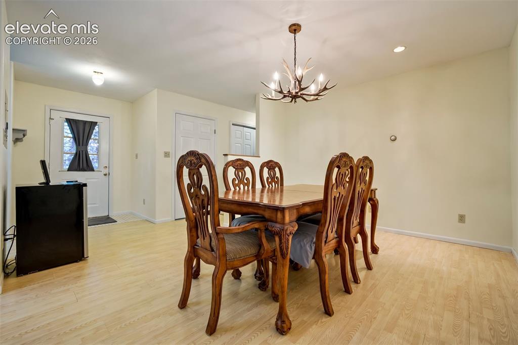 Image 6 of 50: Dining Area