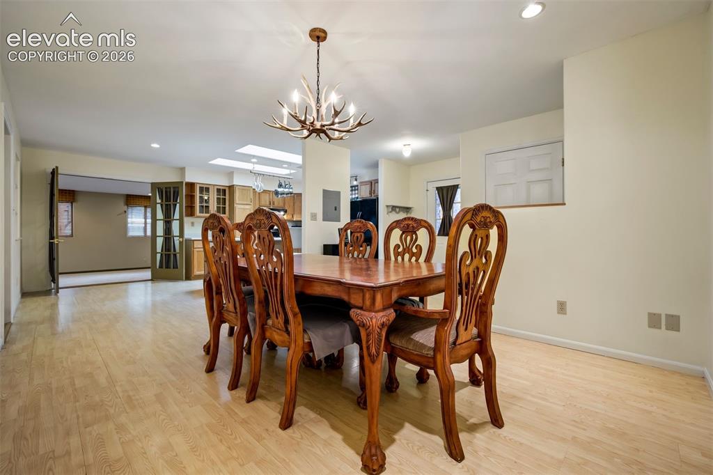 Image 7 of 50: Dining Area