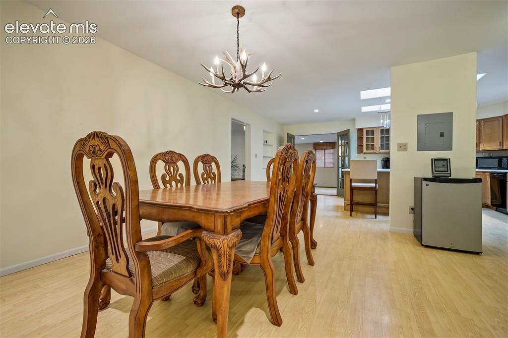Image 8 of 50: Dining Area
