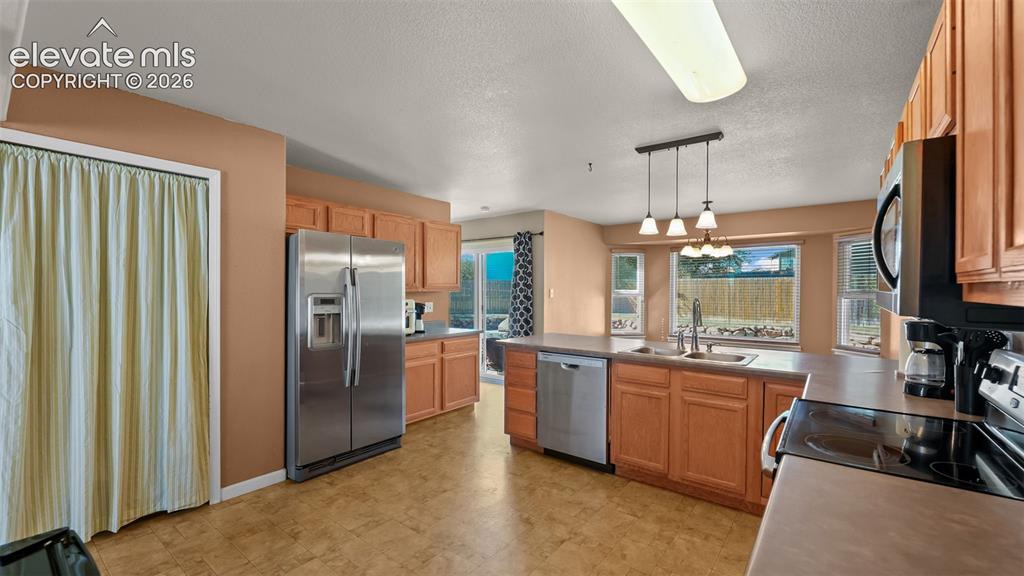Image 7 of 35: Kitchen