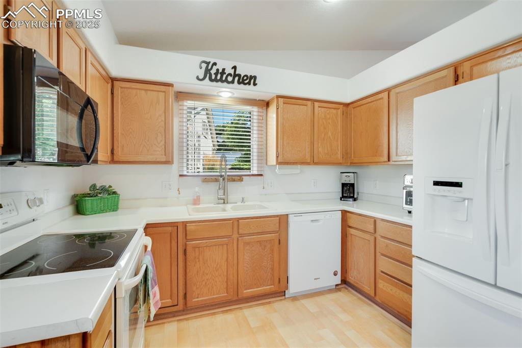 Image 10 of 34: Kitchen