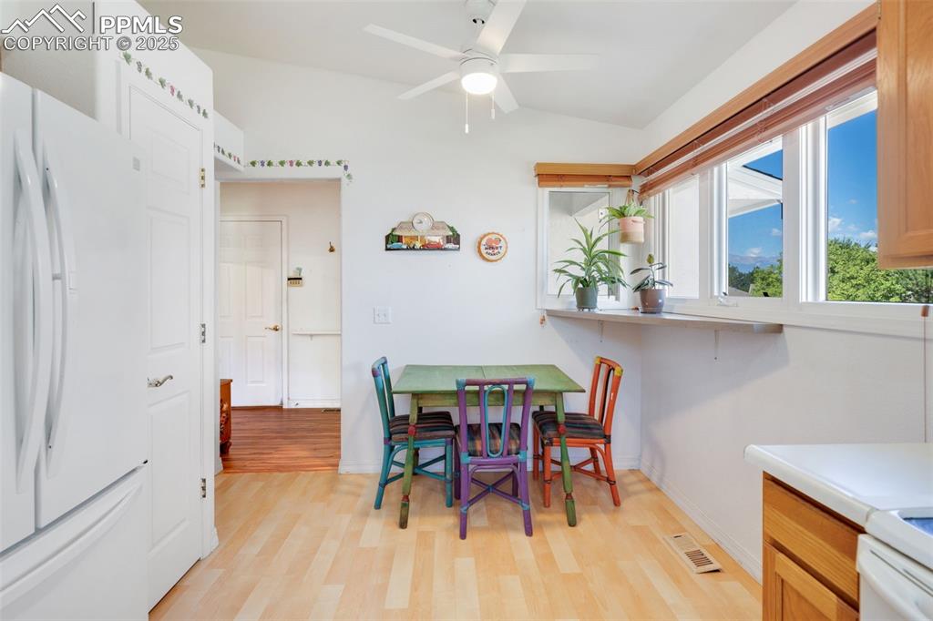 Image 12 of 34: Breakfast Area