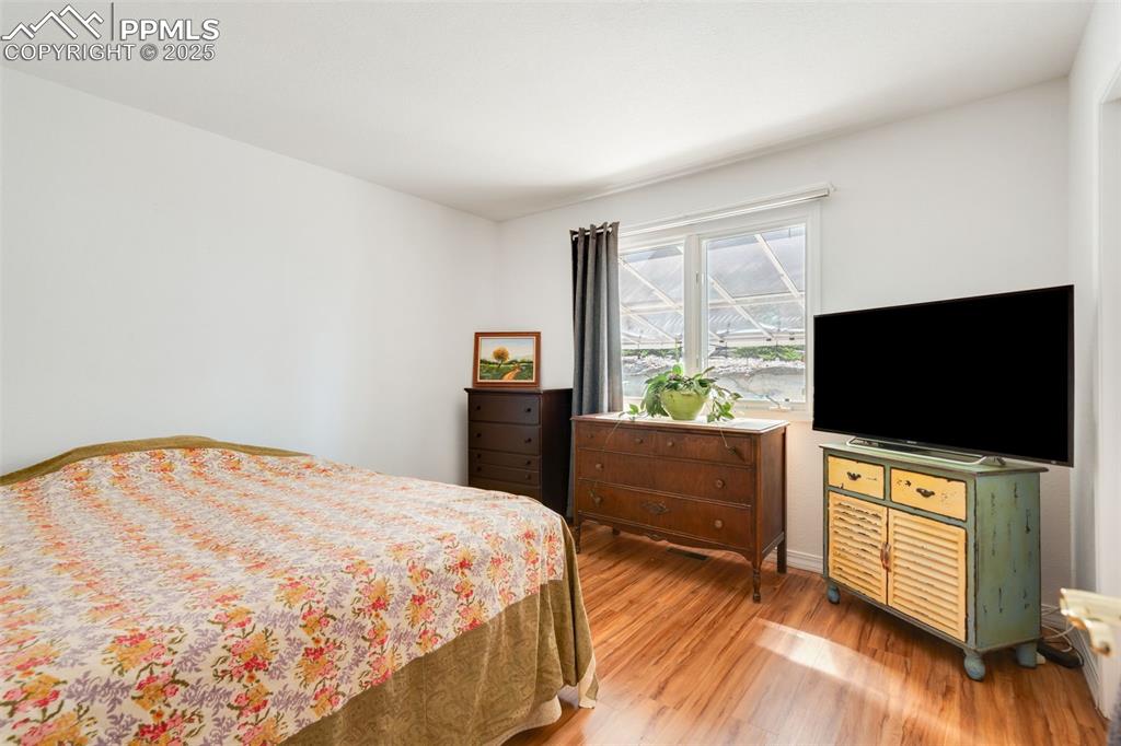 Image 18 of 34: Bedroom