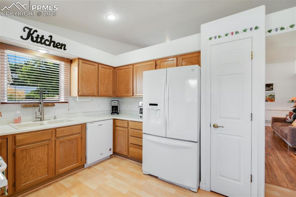 Image 9 of 34: Kitchen