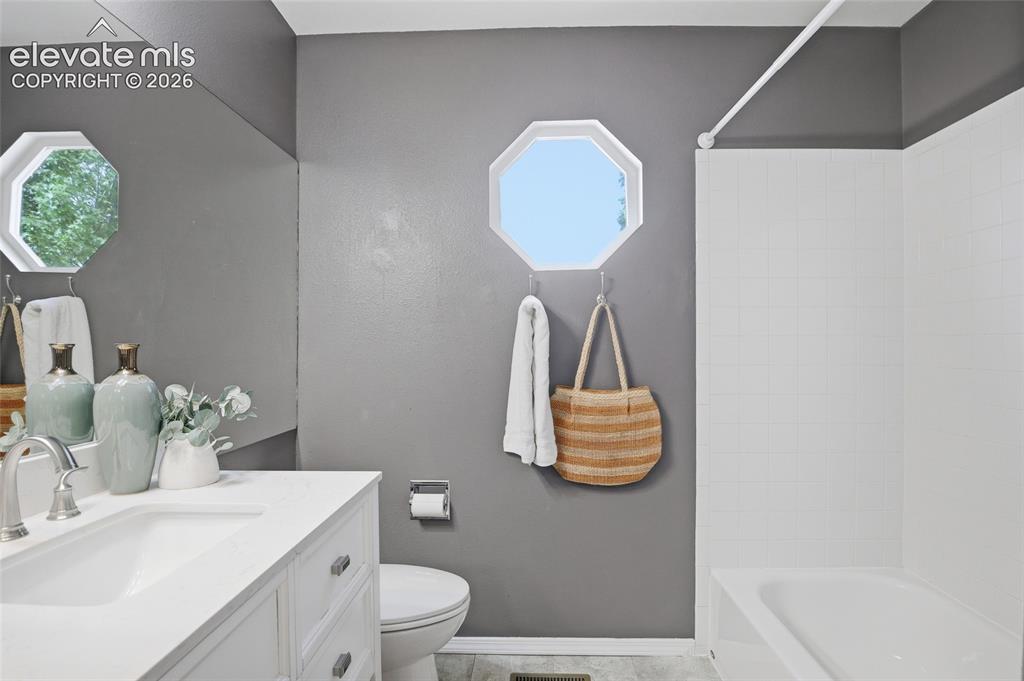 Image 19 of 36: Bathroom