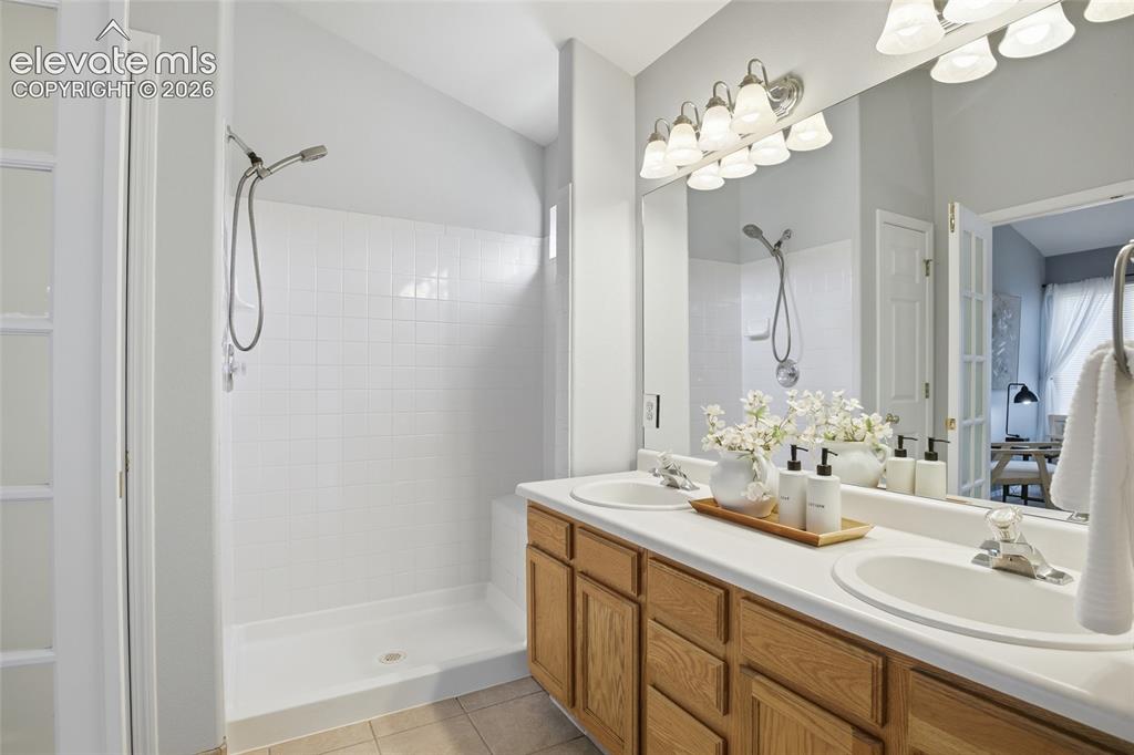 Image 23 of 36: Bathroom