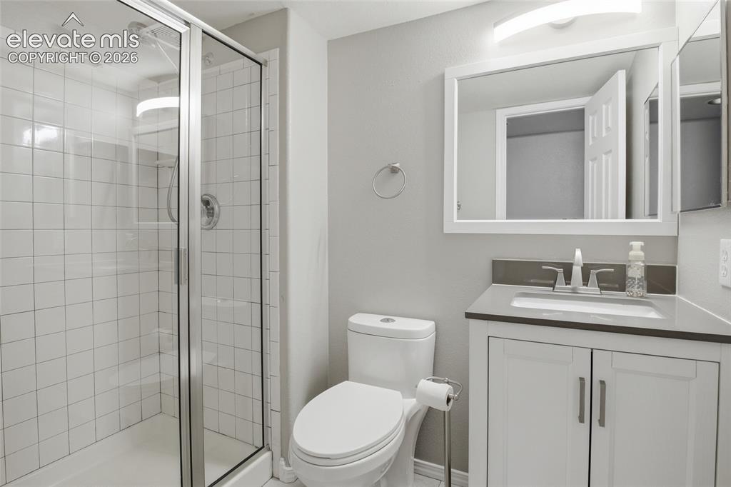 Image 26 of 36: Bathroom