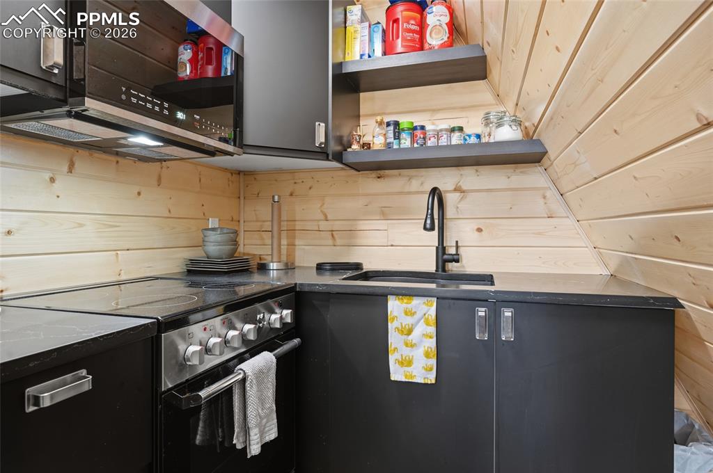 Image 11 of 35: Kitchen