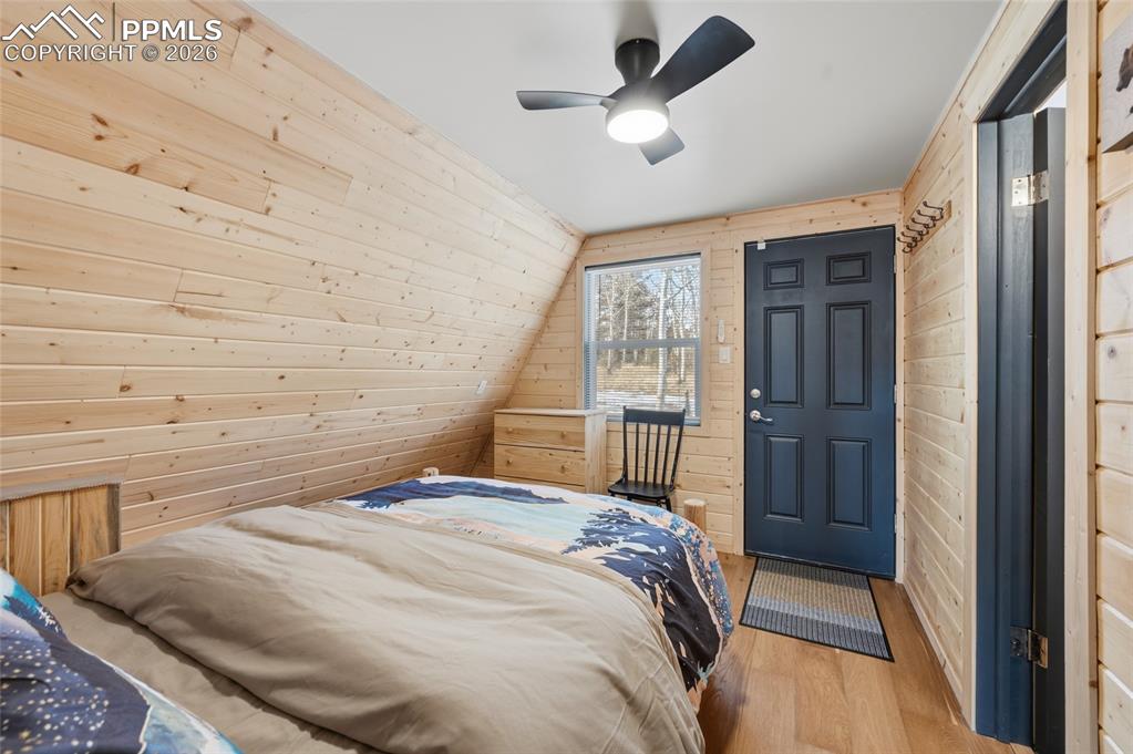 Image 14 of 35: Bedroom