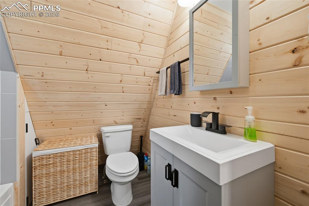 Image 17 of 35: Bathroom