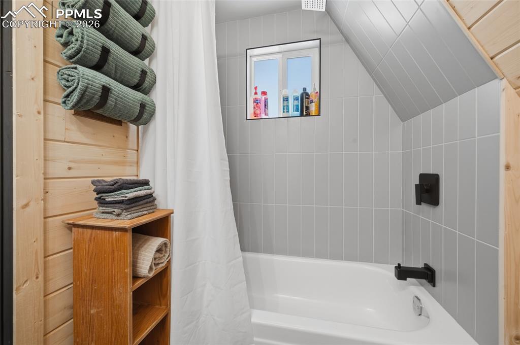 Image 18 of 35: Bathroom