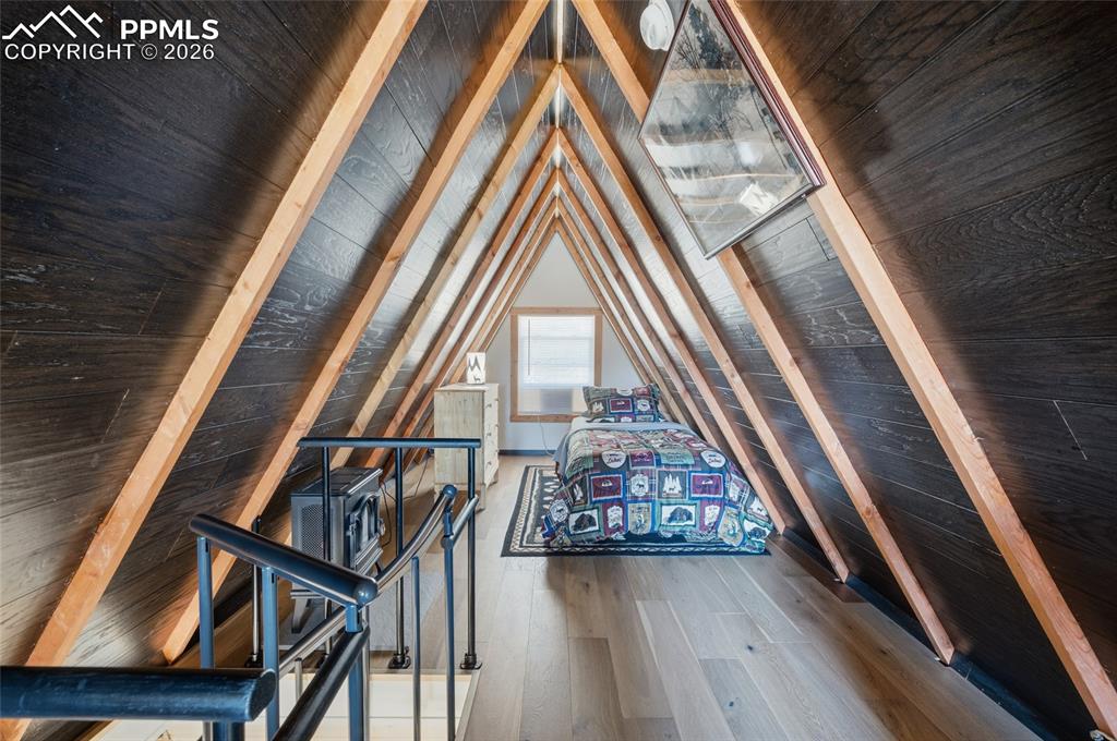 Image 19 of 35: Bedroom