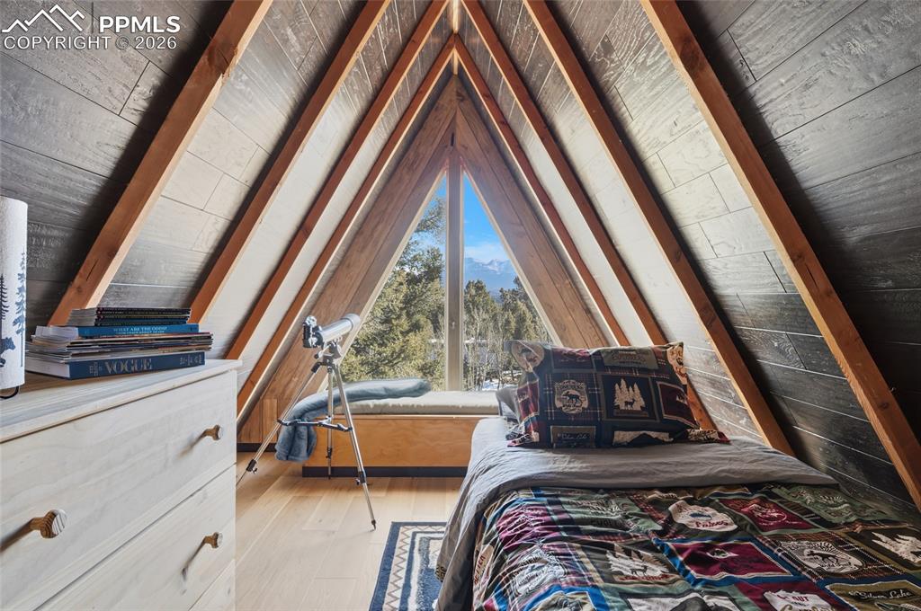 Image 21 of 35: Bedroom