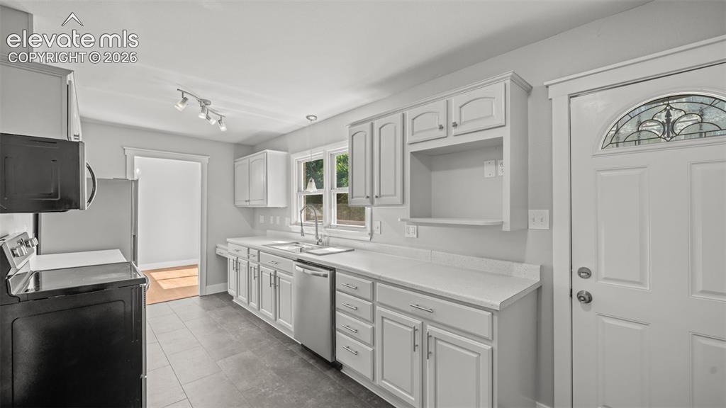 Image 10 of 39: Kitchen
