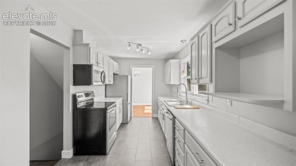 Image 11 of 39: Kitchen
