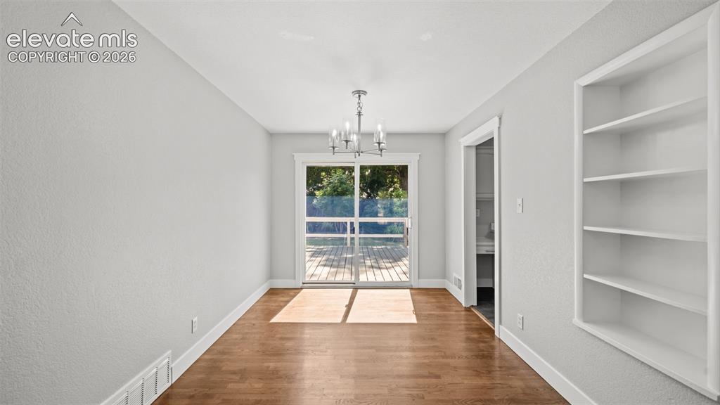 Image 7 of 39: Dining Area