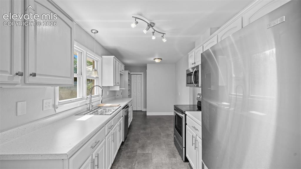 Image 9 of 39: Kitchen