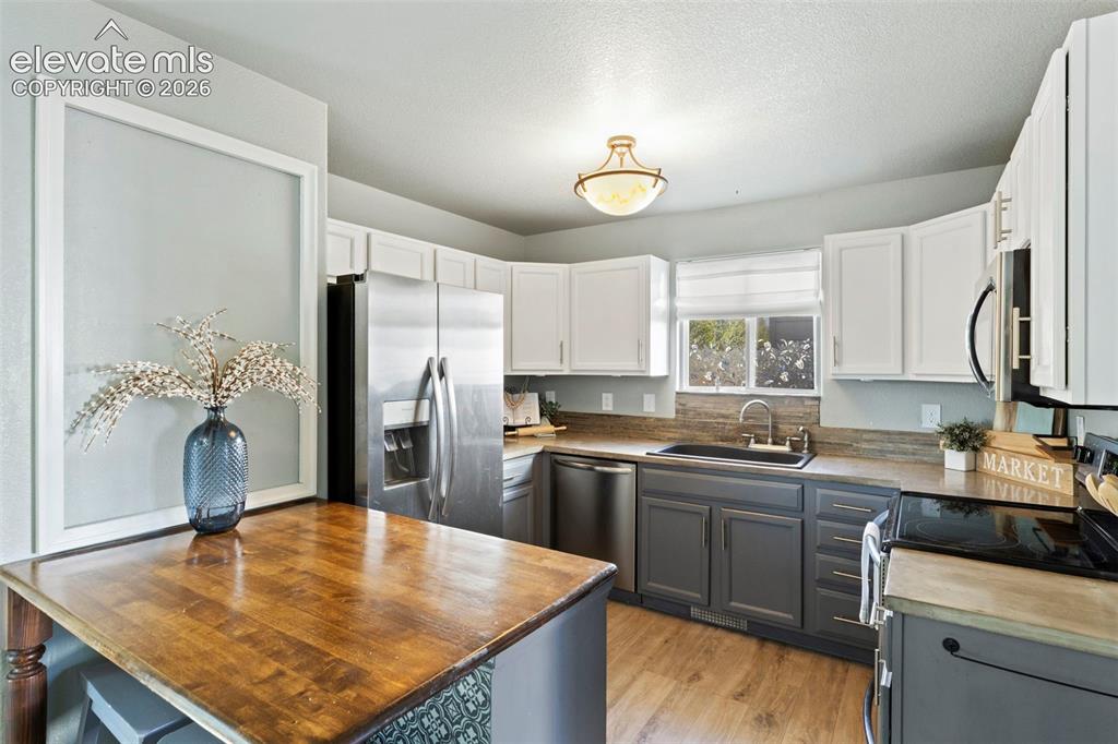 Image 10 of 27: Kitchen