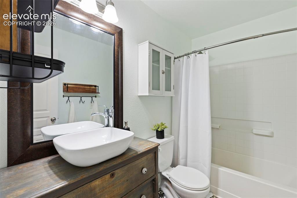 Image 20 of 27: Bathroom