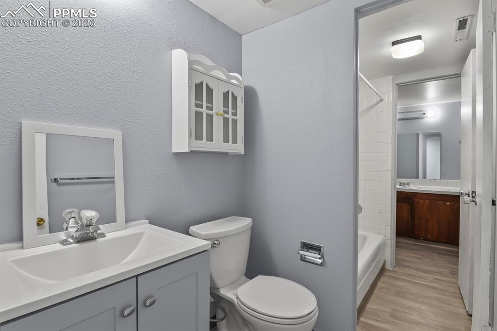 Image 19 of 25: Bathroom